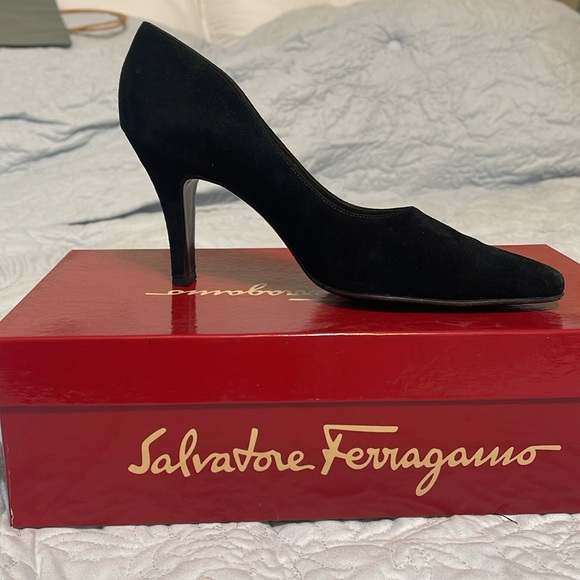 Salvatore Ferragamo vintage black suede heels, EUC, size 6B. - Picture 3 of 10